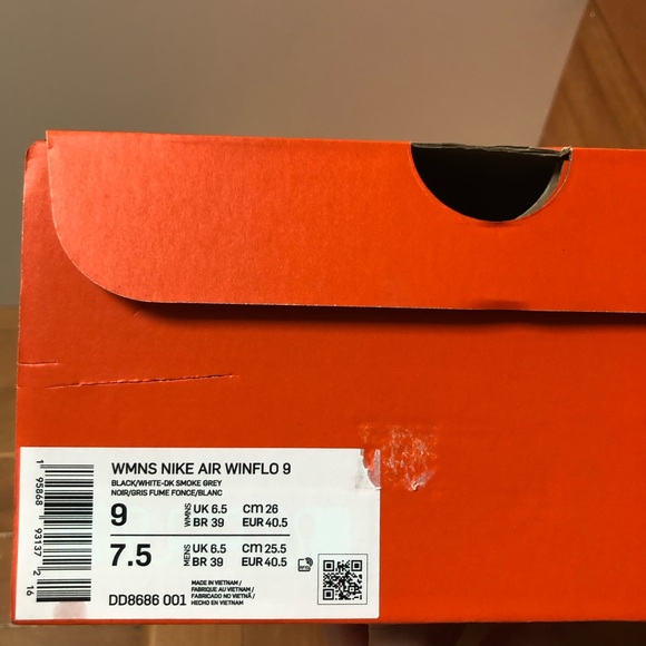 Nike Women's Air Zoom Winflo 9 Running Shoes (Black) - Picture 10 of 11